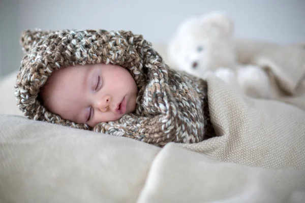 Pequeño niño, durmiendo en casa con juguetes de peluche suave — Foto de Stock