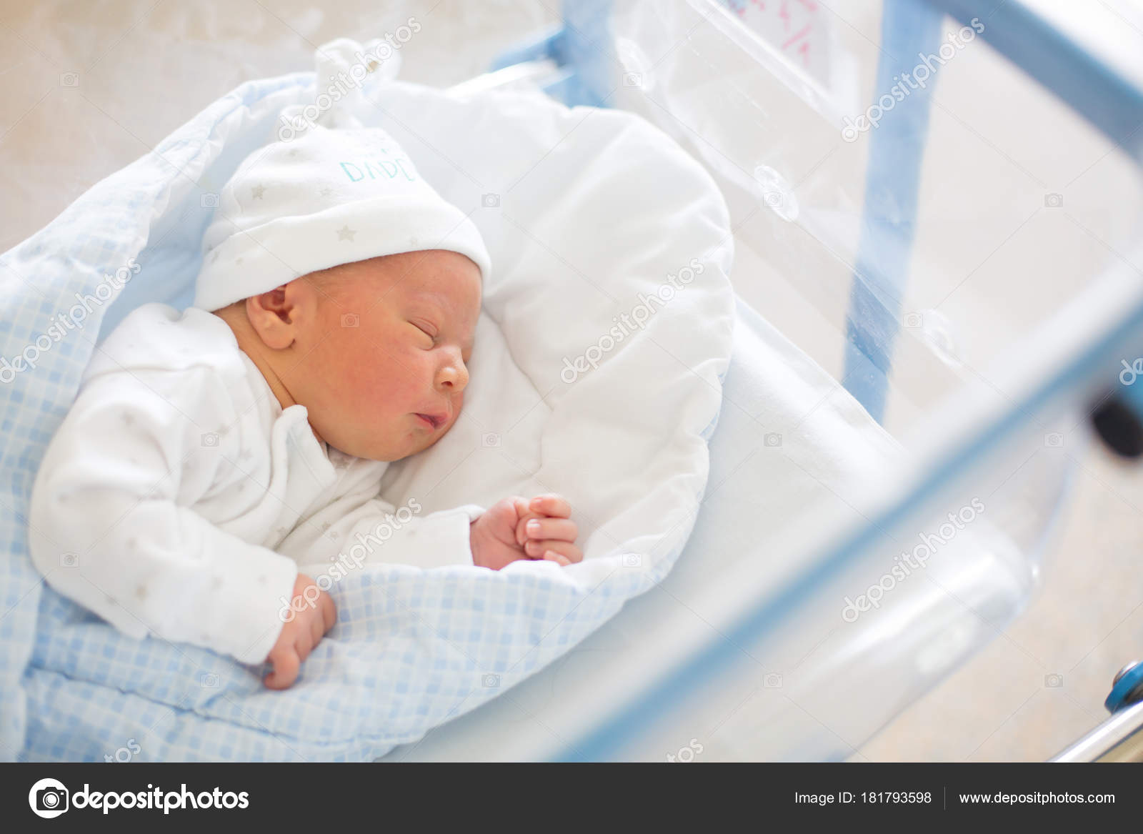 Bebé recién nacido con oso de peluche en la cama, lindo dormitorio rosa  para niña, espacio de texto, feliz y un estilo de vida saludable, la  inocencia concepto Fotografía de stock 