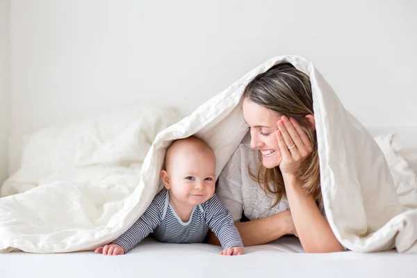 Anya és a baba kisfiú, játszik együtt, bedrroom — Stock Fotó