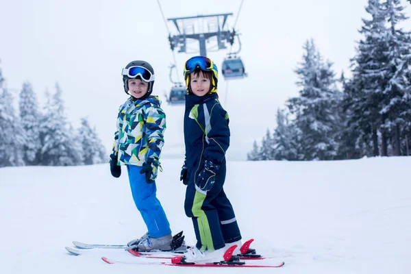 Mignons petits enfants d'âge préscolaire, garçons frères en vestes bleues, sk — Photo