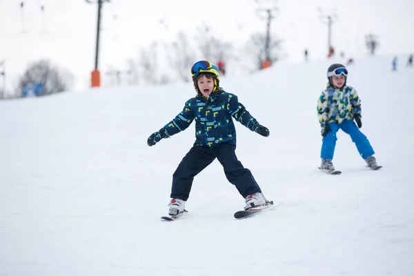 Bonito criança pré-escolar em casaco azul, esquiando feliz em um — Fotografia de Stock
