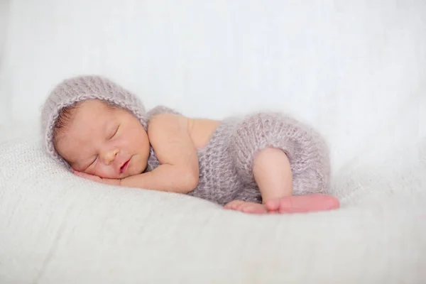 Neugeborener Junge, der glücklich schläft — Stockfoto