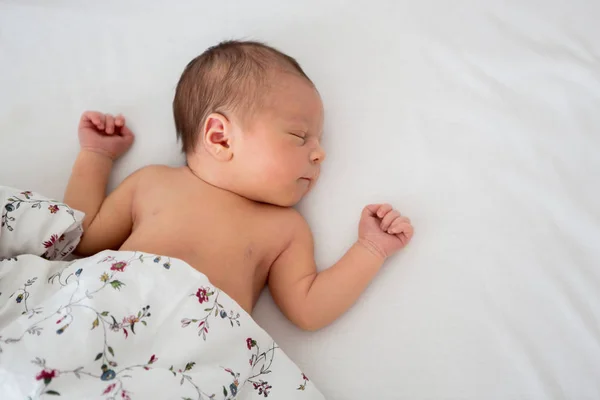 아름 다운 신생아 침대에서 소년입니다. 유아 침대에 누워입니다. 좋음 — 스톡 사진