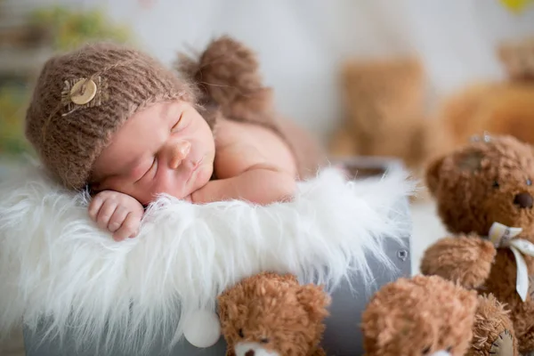 Aranyos újszülött baba alszik egy játékok — Stock Fotó