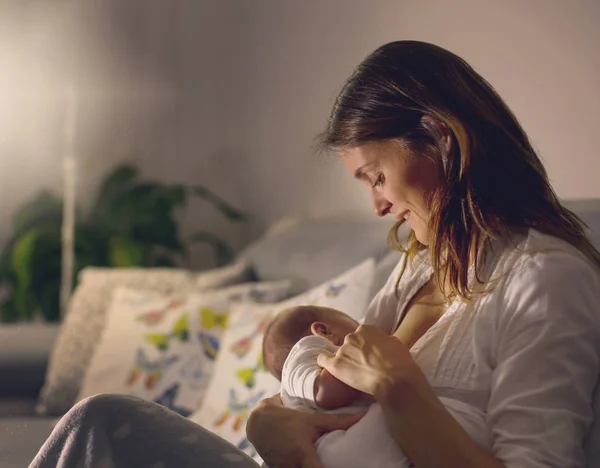 Fiatal gyönyörű anya, szoptatás újszülött fiú az ni — Stock Fotó