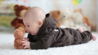 Yalancılık aşağı evde yumuşak oyuncak ayı oyuncakları ile oynarken küçük oğlu