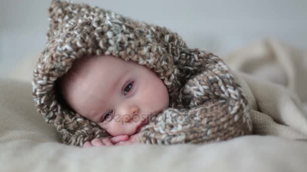 Petit Garçon Habillé Ours Peluche Mignon Tricoté Dans Ensemble Dormant — Video