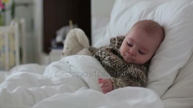 Evde istirahat ateşi, yatakta yatan hasta çocuk bebek çocuk
