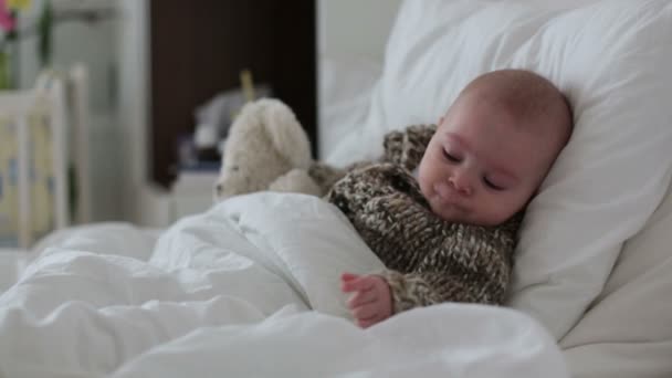 Sjukt Barn Pojke Ligger Sängen Med Feber Vila Hemma — Stockvideo