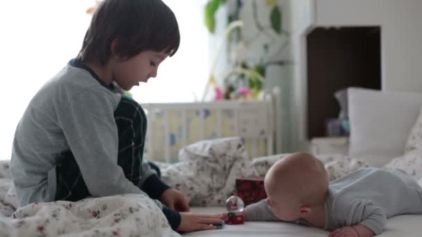 Dos Niños Bebé Hermano Mayor Cama Por Mañana Jugando Juntos — Vídeo de stock