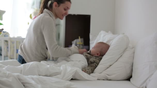 かわいい病気の子供 男の子のお母さん彼に薬を与えて 彼にチェック ベッドに滞在 — ストック動画