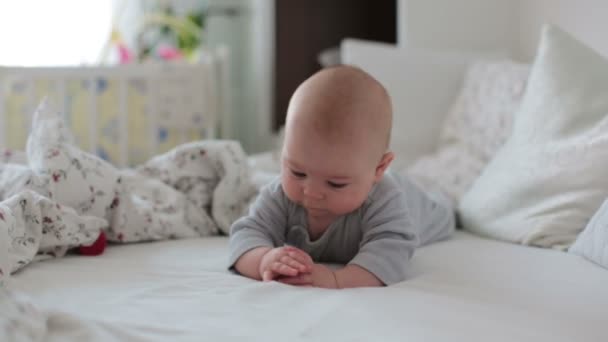 Pequeño Bebé Lindo Jugando Con Juguetes Casa Sonriendo Cámara Invierno — Vídeo de stock