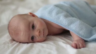 Şirin bebek çocuk, rahatlatıcı banyo sonra yatakta mutlu bir şekilde gülümseyerek, gündüz