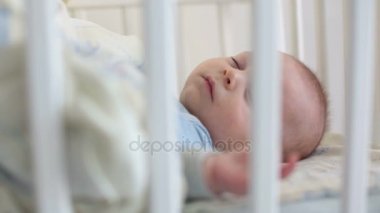 Küçük bir bebek çocuk ayak ve parmak, bebek beşik içinde yalan kapat