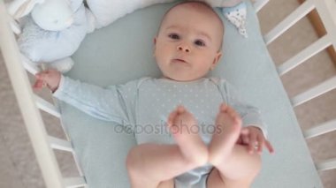 Küçük bir bebek çocuk ayak ve parmak, bebek beşik içinde yalan kapat
