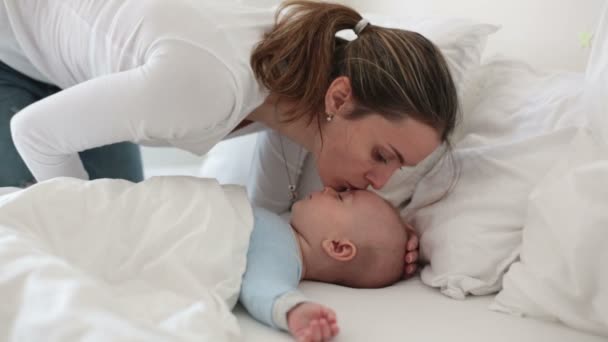 Bonito Criança Doente Menino Ficar Cama Mamãe Dando Lhe Remédio — Vídeo de Stock