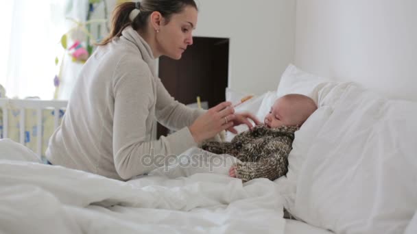 Bonito Criança Doente Menino Ficar Cama Mamãe Dando Lhe Remédio — Vídeo de Stock