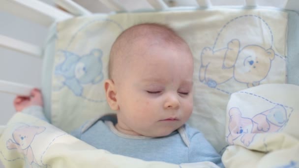 Detailní Záběr Trochu Baby Boy Nohou Rukou Děti Leží Dětské — Stock video