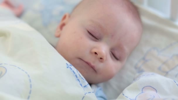 Bliska Trochę Baby Boy Palce Palce Leżącego Łóżeczko Dla Niemowląt — Wideo stockowe