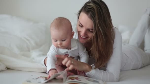 Jovem Mãe Lendo Livro Para Seu Menino Mãe Ler Livro — Vídeo de Stock