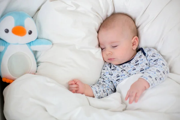 Enfant malade garçon couché au lit avec de la fièvre, se reposant à la maison — Photo