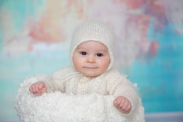Kleine süße Junge, gekleidet in handgestrickte weiße Teddybär sein — Stockfoto