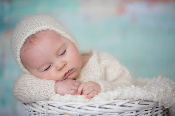 Liten söt baby pojke, klädd i handgjorda stickad vit teddy vara — Stockfoto