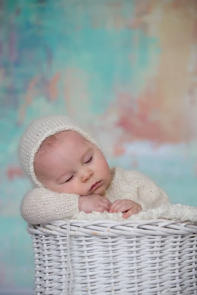 Kleine schattige babyjongen, gekleed in handgemaakte gebreide Witte teddy worden — Stockfoto