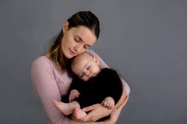 Genç anne onu gözaltında onun yeni doğan bebek çocuk, sevecen,