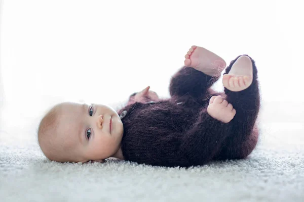 手作りニット茶色テディを着たかわいい赤ちゃん男の子が — ストック写真