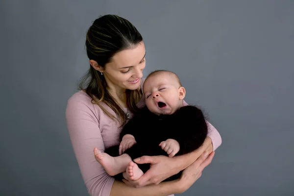 Jeune mère, caressant son nouveau-né, le tenant en elle — Photo