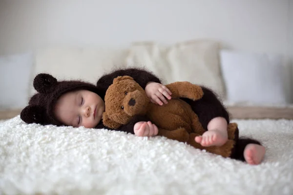 Dulce niño pequeño, vestido de punto hecho a mano marrón suave te — Foto de Stock