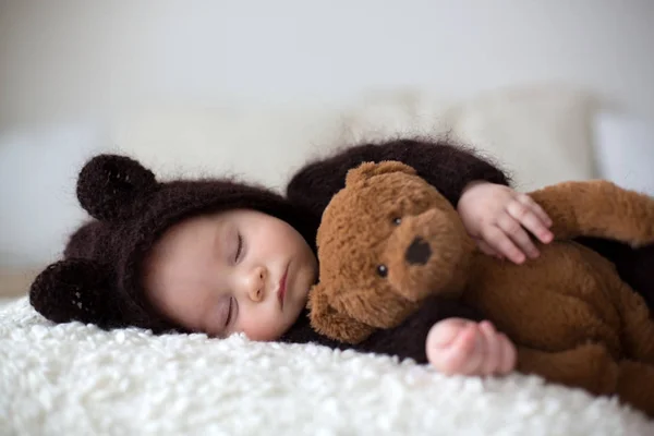 Tatlı küçük bebek çocuk, el yapımı örgü kahverengi yumuşak te içinde giyinmiş — Stok fotoğraf