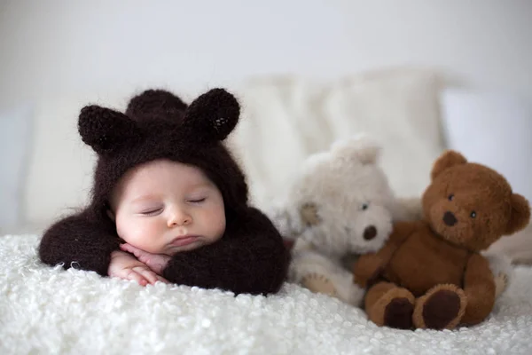 Tatlı küçük bebek çocuk, el yapımı örgü kahverengi yumuşak te içinde giyinmiş — Stok fotoğraf