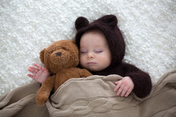 Słodki chłopczyk dziecko, ubrany w ręcznie robione dzianiny brązowy te miękkie — Zdjęcie stockowe