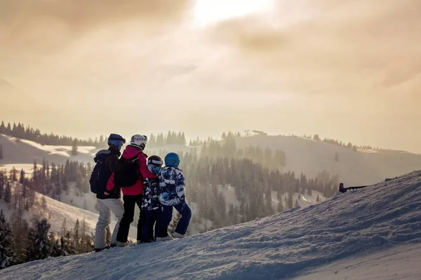 Hermosa familia con niños, esquiando en una zona de paisaje en Austria —  Fotos de Stock