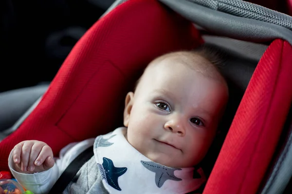 Pequeño niño y su hermano mayor, viajando en asientos de coche, g —  Fotos de Stock