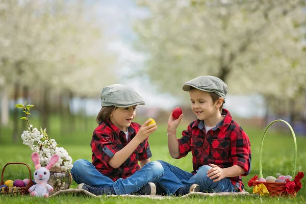 Két gyermek, fiú testvér, birtoklás móka-val húsvéti tojás, a p — Stock Fotó