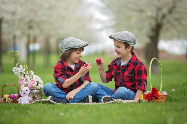 Zwei Kinder, junge Brüder, haben Spaß mit Ostereiern in der p — Stockfoto