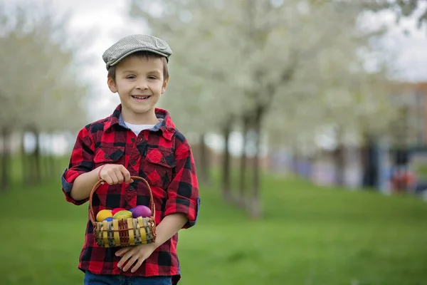 Dos niños, hermanos varones, divirtiéndose con huevos de Pascua en la p — Foto de Stock