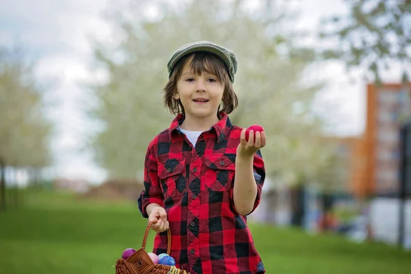 Due bambini, ragazzi fratelli, divertirsi con le uova di Pasqua nel p — Foto Stock