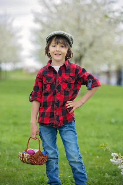 Due bambini, ragazzi fratelli, divertirsi con le uova di Pasqua nel p — Foto Stock