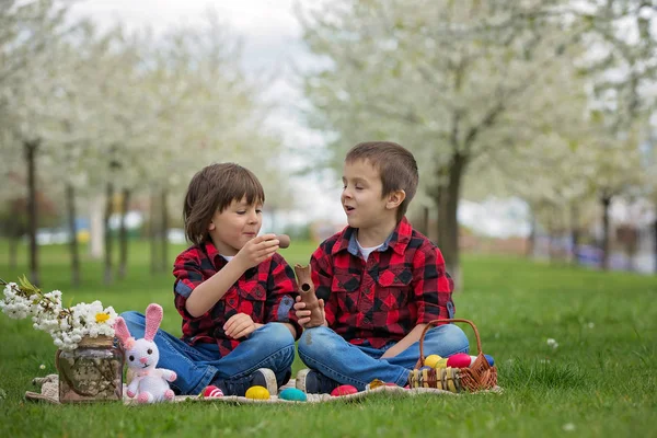两个孩子，男孩的兄弟，吃巧克力兔子和有 — 图库照片
