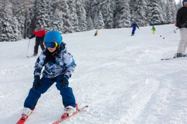 Avusturyalı kış beldesinde bir clea üzerinde kayak sevimli okul öncesi çocuk