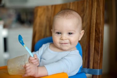 İlk kez püresi yemek yeme küçük oğlu,