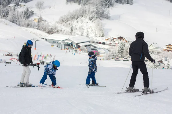 Ski en famille dans une station autrichienne — Photo
