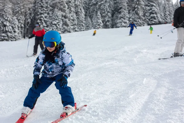 Carino bambino in età prescolare, sciare in località invernale austriaca su una clea — Foto Stock