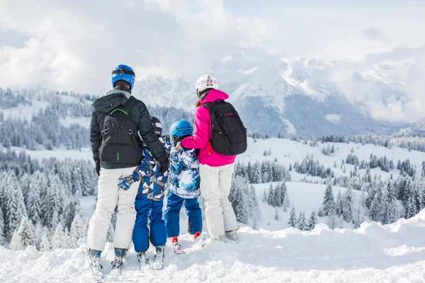 Ευτυχισμένη οικογένεια, μητέρα, πατέρας και δύο παιδιά, σκι — Φωτογραφία Αρχείου