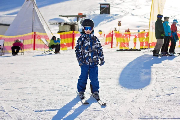 Lindo niño preescolar, esquiar en la estación de invierno austriaca en una clea — Foto de Stock