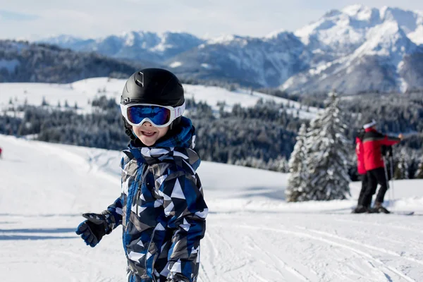 Criança pré-escolar bonito, esqui no resort de inverno austríaco em uma clea — Fotografia de Stock